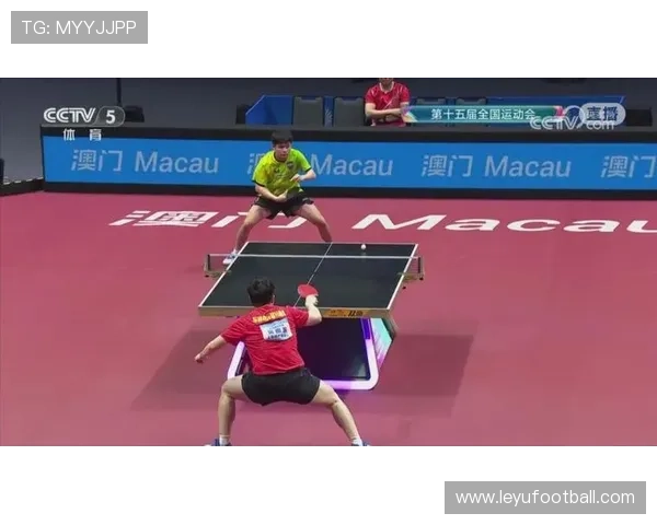 乒乓球男单决赛赛后，樊振东与林诗栋握手致意的画面