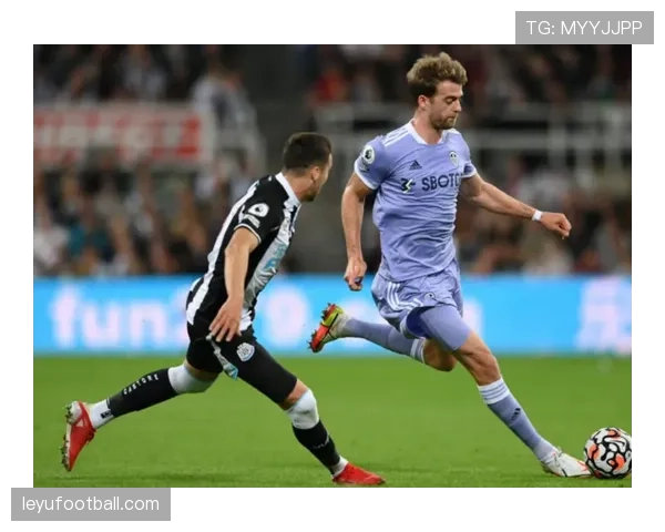 利兹联坚持高压逼抢和侧翼进攻，前场增加接应点限制对手后场出球